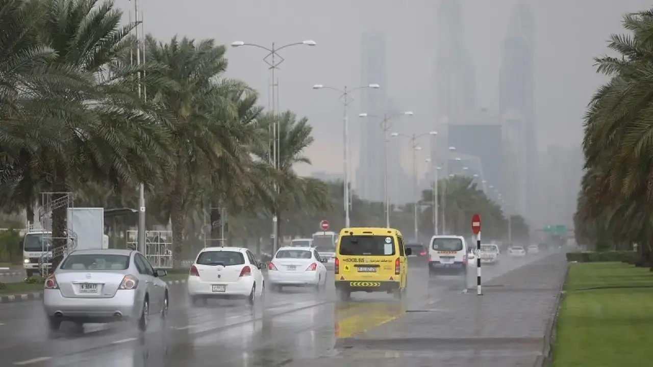 استمرار هطول الأمطار الغزيرة ورياح نشطة في مختلف أنحاء الإمارات العربية المتحدة